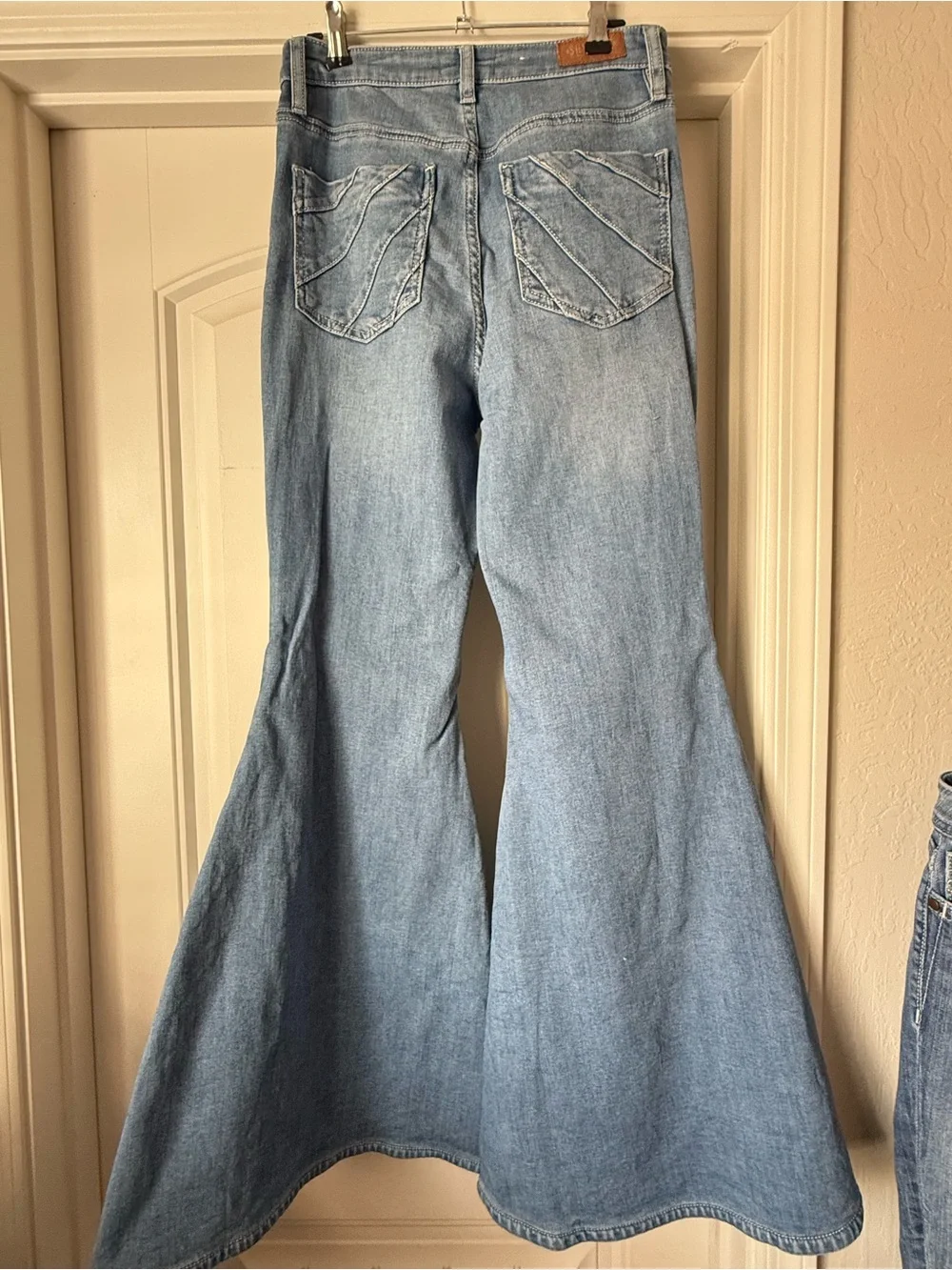 Shyanne Country Tulip Hem Wide Flare Western Jeans Light Wash - Size 28 - Picture 5 of 5